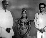 Chakrapani And L.V. Prasad with Savithri on the sets of PELLI CHESI CHOODU